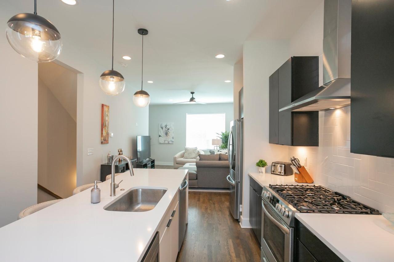 Luxury Townhome Skyline Views Mins To Dt Нашвил Екстериор снимка