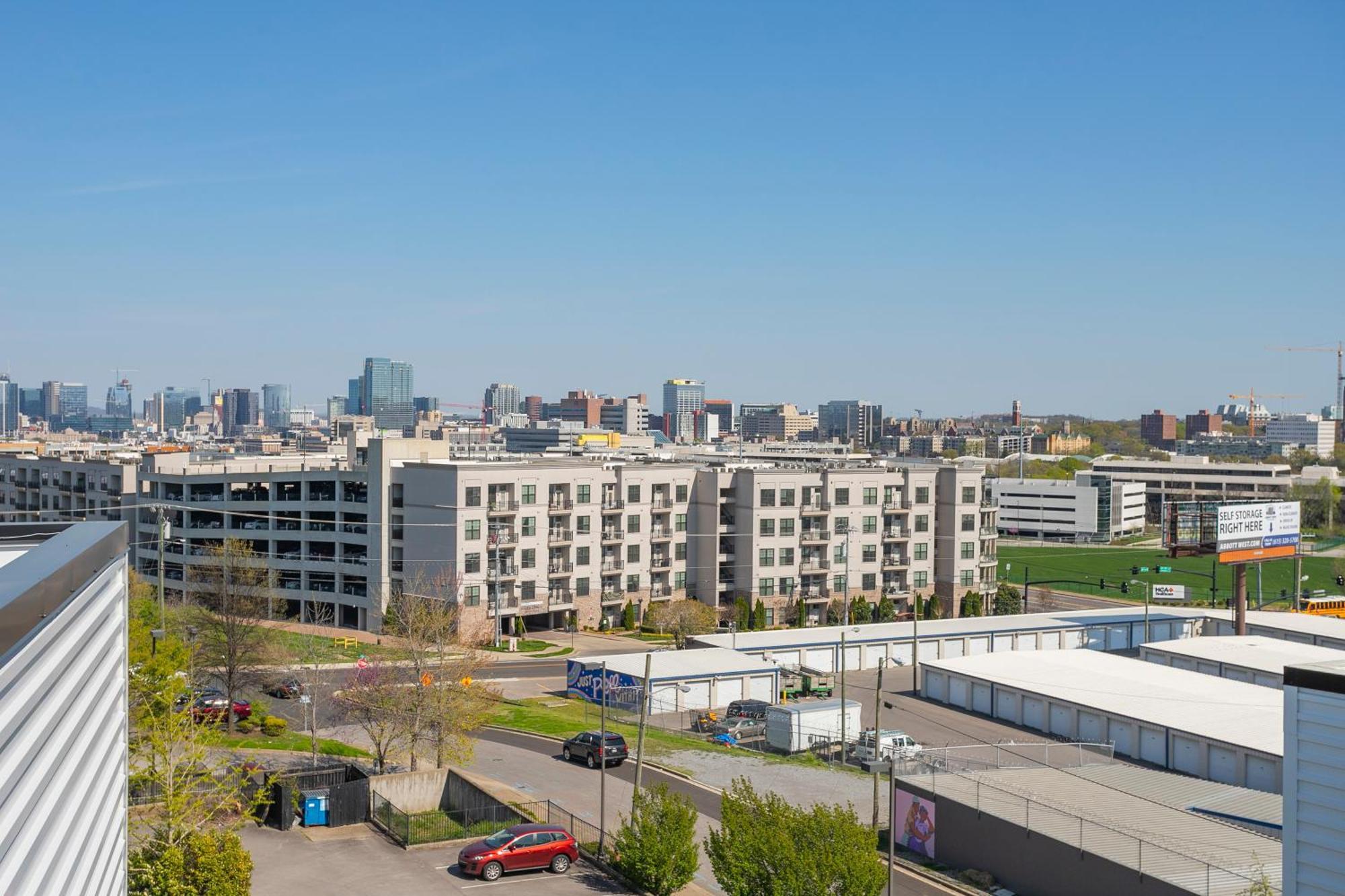 Luxury Townhome Skyline Views Mins To Dt Нашвил Екстериор снимка