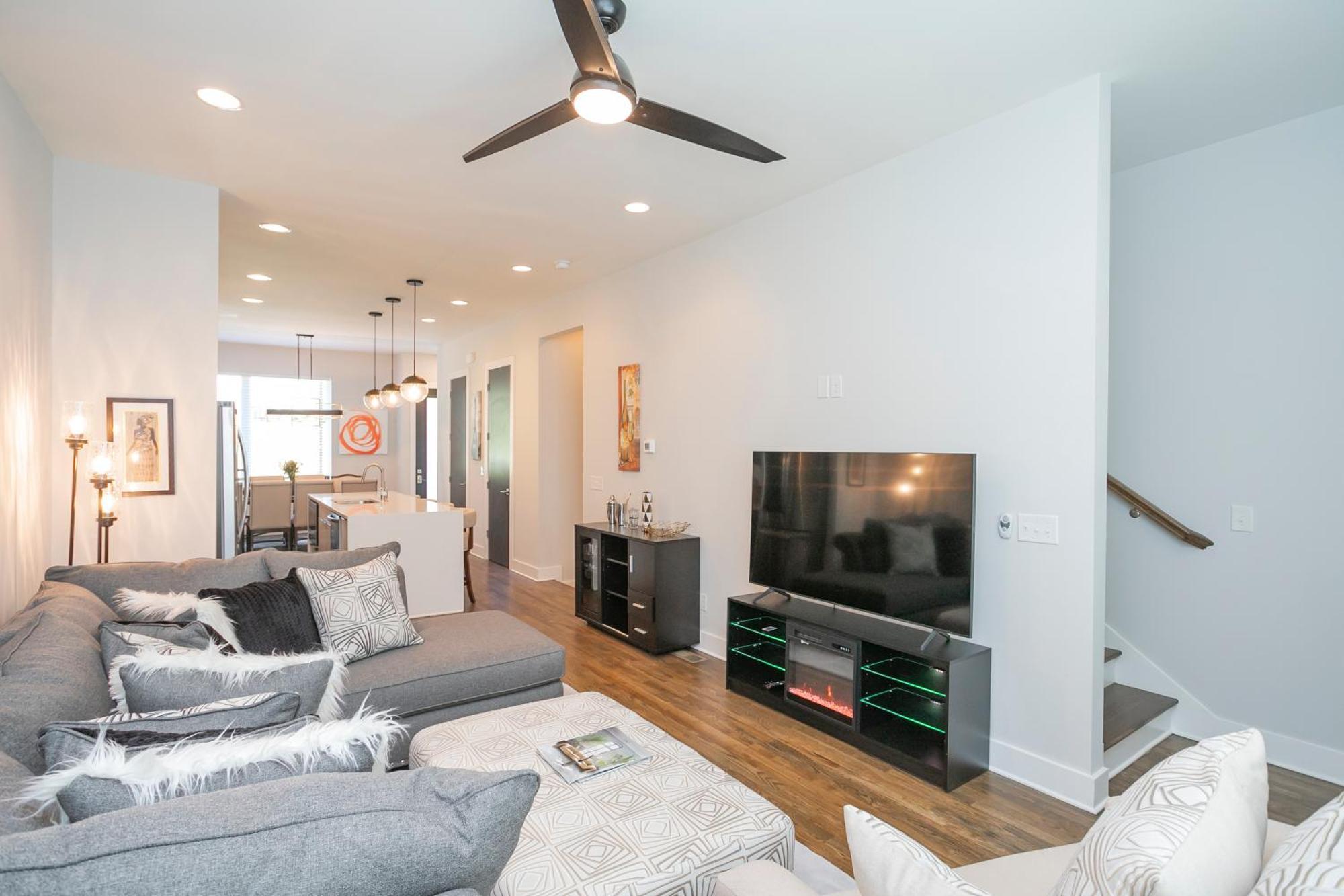 Luxury Townhome Skyline Views Mins To Dt Нашвил Екстериор снимка