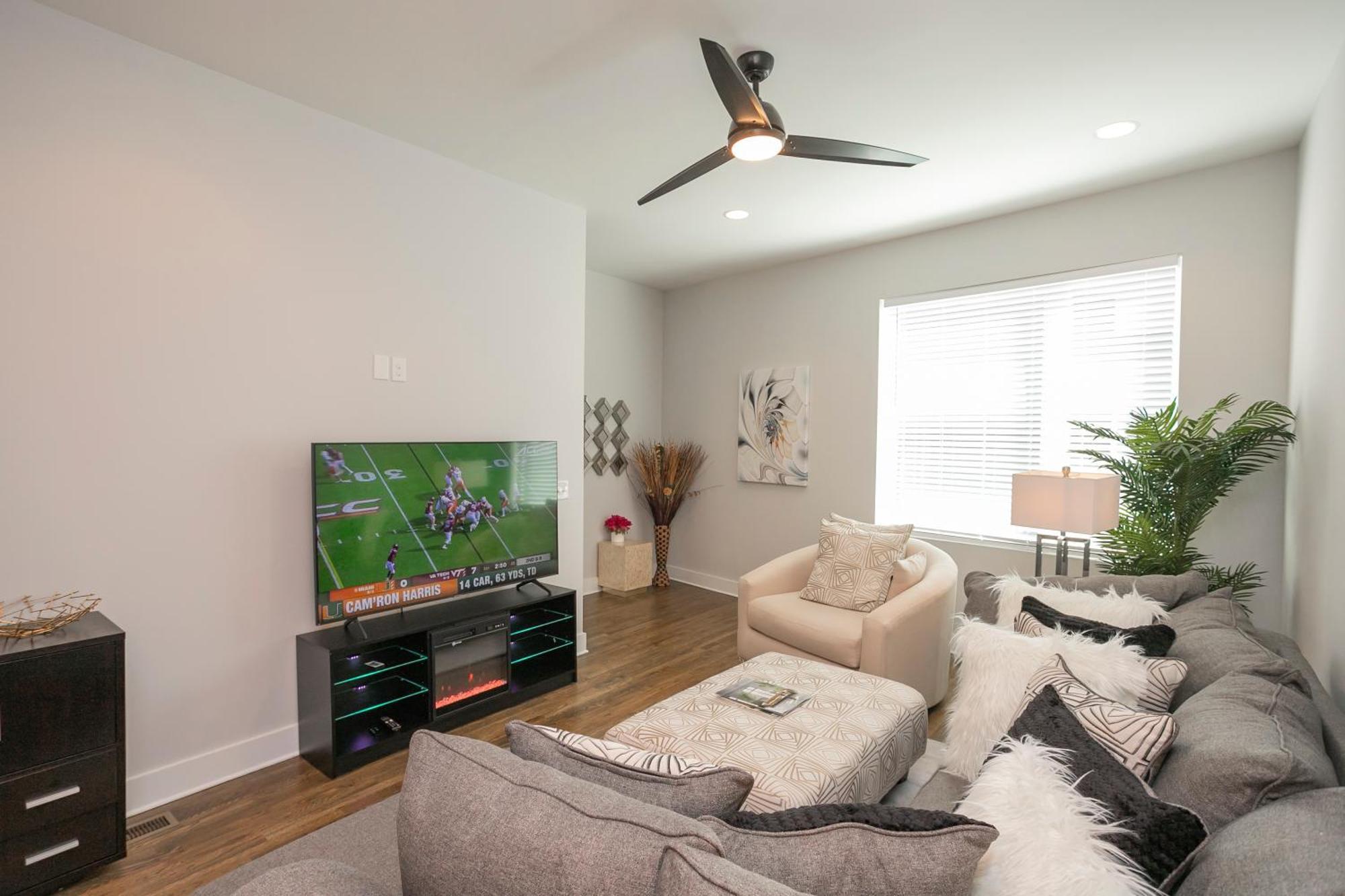Luxury Townhome Skyline Views Mins To Dt Нашвил Екстериор снимка