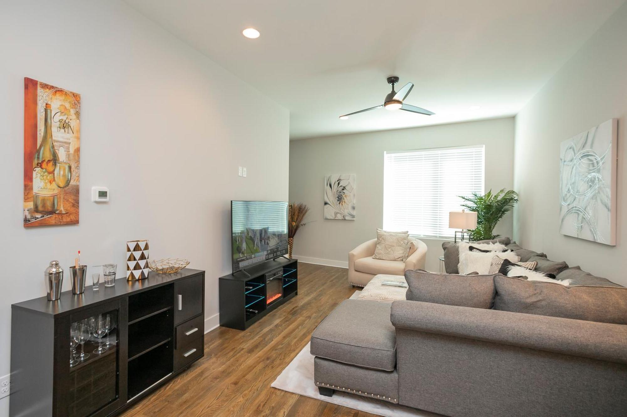 Luxury Townhome Skyline Views Mins To Dt Нашвил Екстериор снимка