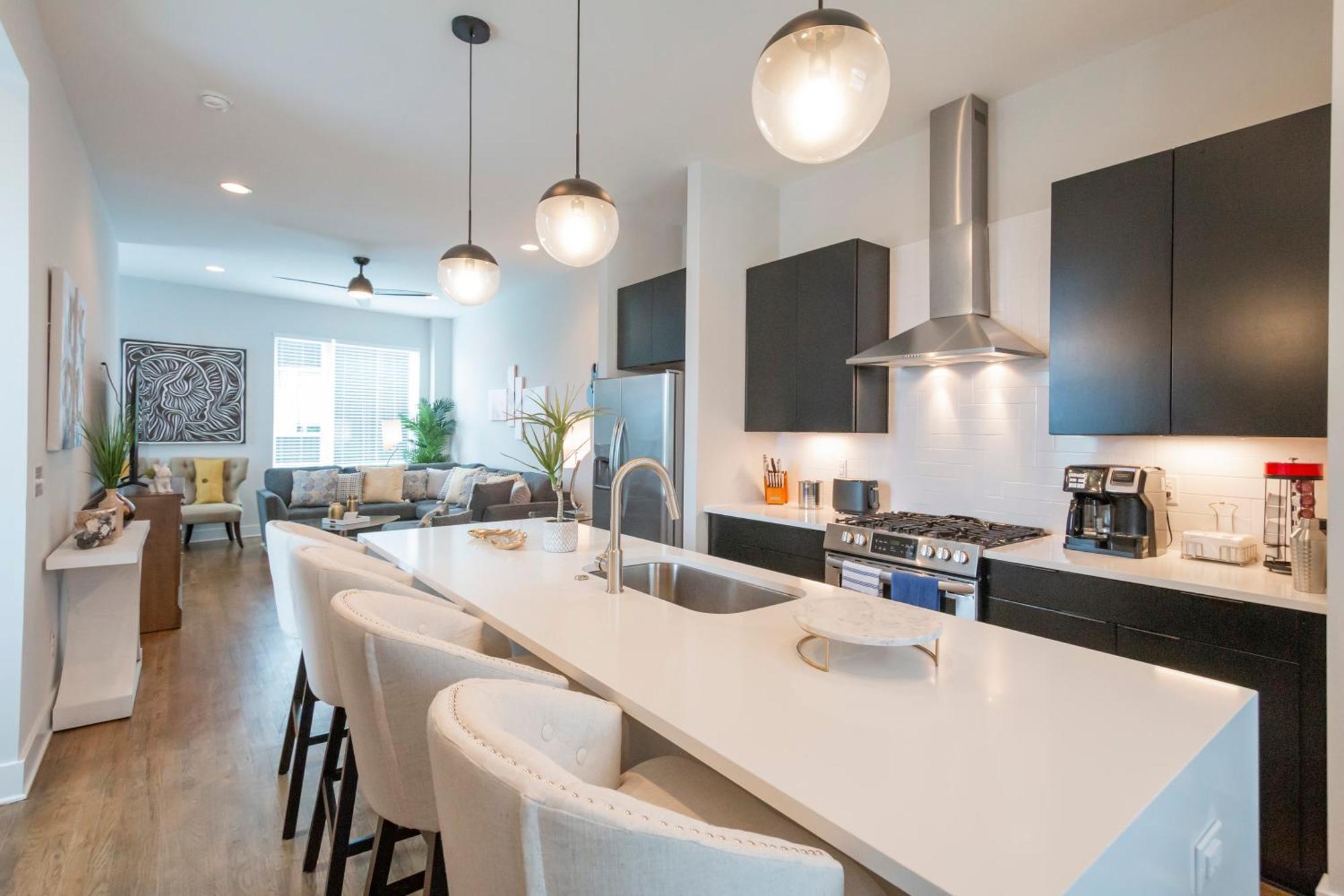 Luxury Townhome Skyline Views Mins To Dt Нашвил Екстериор снимка