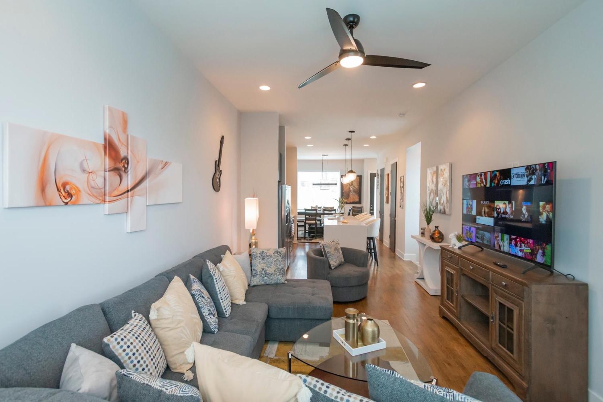 Luxury Townhome Skyline Views Mins To Dt Нашвил Екстериор снимка