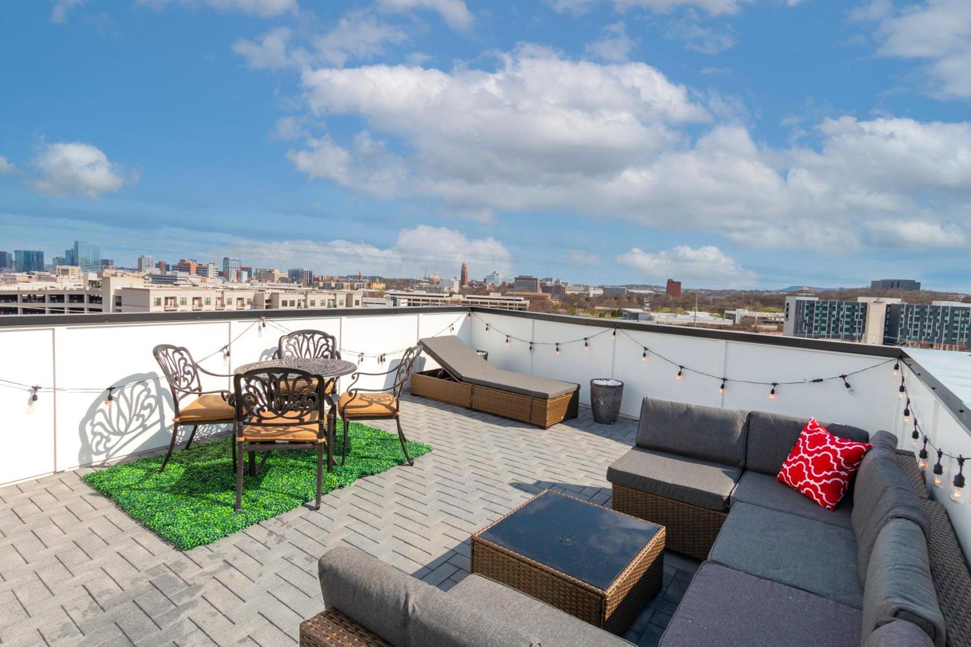 Luxury Townhome Skyline Views Mins To Dt Нашвил Екстериор снимка