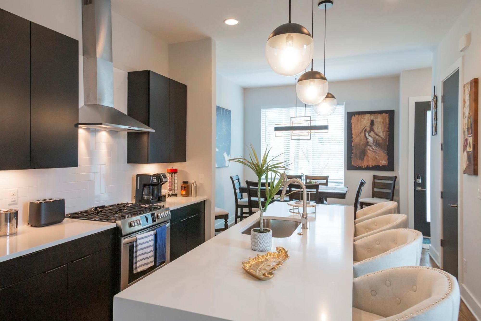 Luxury Townhome Skyline Views Mins To Dt Нашвил Екстериор снимка